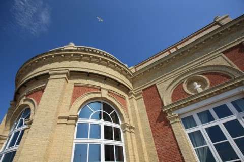 France, Basse Normandie, Calvados, cote fleurie, Deauville, villa le cercle, siege estival du jockey club pendant la saison de courses, detail d'un mascaron en facade, rotonde, mouette,