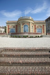 France, Basse Normandie, Calvados, cote fleurie, Deauville, villa le cercle, siege estival du jockey club pendant la saison de courses, facade,