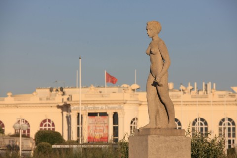 France, Basse Normandie, Calvados, cote fleurie, Deauville, sculptue esplanade de la piscine olympique, casino barriere au fond,