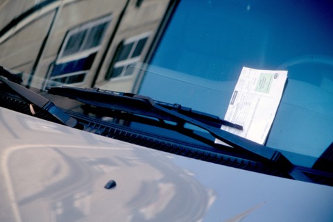 France, Ile de France, paris, amende, contravention, stationnement, pare brise, voiture, prune, PV, essuie glace,