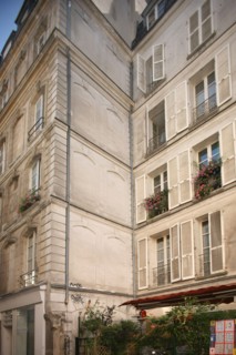 France, Ile de France, paris 2e arrondissement, 1-3 rue leopold bellan, recoin avec reprise des motifs de fenetres