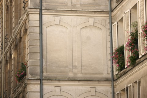 France, Ile de France, paris 2e arrondissement, 1-3 rue leopold bellan, recoin avec reprise des motifs de fenetres