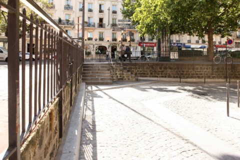 France, Ile de France, paris 5e arrondissement, rue saint victor, voies a hauteur differente, rue des ecoles, escaliers et rampe,