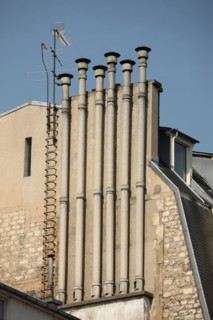 France, paris, quai de conti, bord de seine, pignon avec tuyauteries de cheminees,
