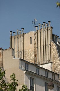 France, paris, quai de conti, bord de seine, pignon avec tuyauteries de cheminees,