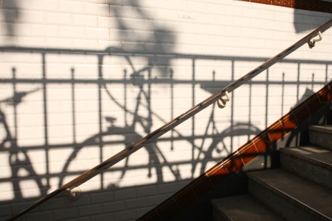 France, Ile de France, paris, 7e arrondissement, metro duroc, ombre d'un velo sur le carrelage de la station,