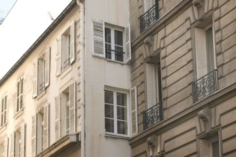 France, Ile de France, paris 7e arrondissement, 53 rue de babylone, magasin triangulaire et retour avec fenetres,