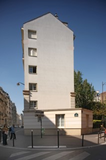France, Ile de France, paris 12e arrondissement, angle rue de picpus et rue jaucourt, jardin triangulaire avec un immeuble de type barre, angle de l'immeuble,