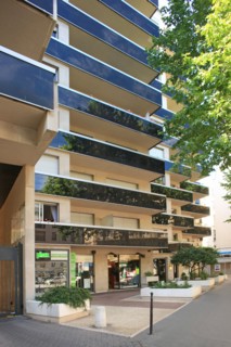 France, Ile de France, paris 16e arrondissement, 61 rue d'auteuil, immeuble, facade en zigzag, balcons,