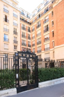 France, Ile de France, paris 16e arrondissement, 20 22 rue wilhem, jardin sur cour, immeuble,