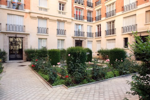 France, Ile de France, paris 16e arrondissement, 20 22 rue wilhem, jardin sur cour, immeuble,
