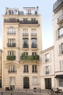 France, Ile de France, paris 16e arrondissement, 27 rue vineuse, petit batiment entre deux hauteurs,