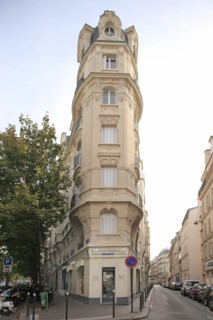 France, Ile de France, paris 17e arrondissement, rue du mont dore, batiment d'angle aigu, croisement avec la rue des batignolles,