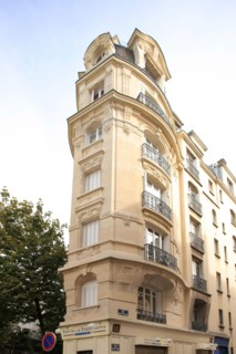 France, Ile de France, paris 17e arrondissement, rue du mont dore, batiment d'angle aigu, croisement avec la rue des batignolles,