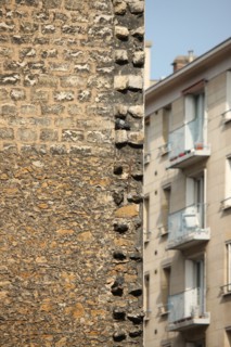 France, Ile de France, paris 18e arrondissement, 227 rue marcadet, mur sur une parcelle vide devenu le square carpeaux, detail des pierres d'attente,