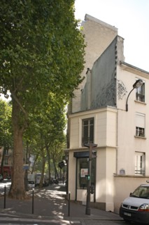France, Ile de France, paris 19e arrondissement, avenue simon bolivar, angle avec la rue pradier, petit batiment accole,