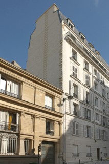 France, Ile de France, paris 19e arrondissement, rue de l'equerre, jonction de deux batiments de taille dufferente,