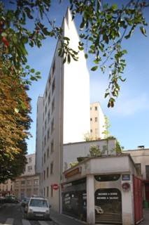 France, Ile de France, paris 20e arrondissement, rue des prairies, angle avec la place emile landrin, batiment d'angle,