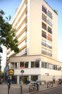 France, Ile de France, paris 20e arrondissement, 75rue des pyrenees, angle avec la villa des pyrenees, immeubles avec socle, magasin,