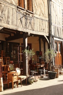 France, Haute Normandie, eure, bernay, rue gaston folloppe, rue dediee aux antiquites, boutiques d'antiquaires,