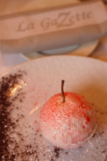 France, Haute Normandie, eure, evreux/gauciel, restaurant la gazette, chef xavier buzieux, dessert a base de pomme rouge produite par stephane et martine van thornout a gauciel,