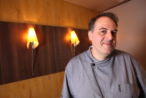 France, Haute Normandie, eure, evreux/gauciel, restaurant la gazette, chef xavier buzieux, dessert a base de pomme rouge produite par stephane et martine van thornout a gauciel,
