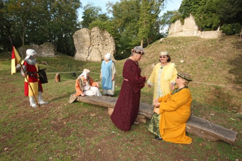 France, Basse Normandie, orne, avrilly, motte d'avrilly, motte feodale, sur les terres de mme vivien, reconstitution, costumes, epoque medievale,
