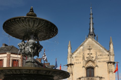 France, Basse Normandie, orne, pays d'avre et d'iton, breteuil sur iton, place de l'hotel de ville, mairie, edifice neo gothique, fontaine,