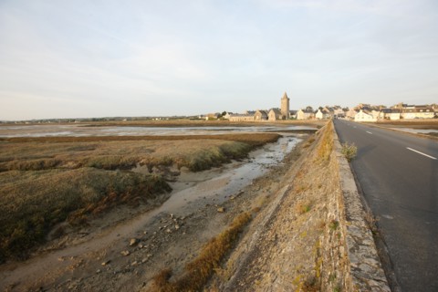 France, Basse Normandie, manche, cote des havres, portbail, littoral, mer, port, bateaux, port, maree basse, pont au 13 arches, route,