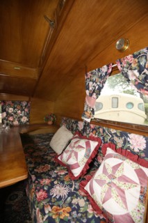 France, Bretagne, morbihan, le roc saint andre, camping, collection de caravanes vintage, interieur d'une Winchester,