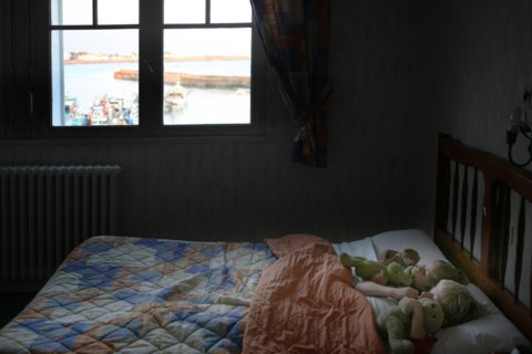France, Bretagne, morbihan, quiberon, port maria, bateaux, chalutiers, ferry assurant la liaison avec belle ile en mer, compagnie oceane, enfants endormis, chambre d'hotel, hotel de la marine,