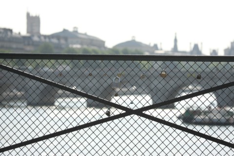 France, paris, pont des arts, cadenas laisses par les amoureux, superstition, seine,