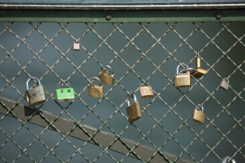 France, paris, pont des arts, cadenas laisses par les amoureux, superstition, seine,