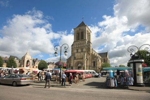 France, Haute Normandie, seine maritime, pays de bray, saint saens, place maintenon, marche, fontaine dillard et eglise,