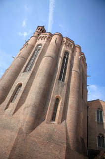france, region midi pyrenees, tarn, albi, patrimoine mondial unesco, place de la cathedrale sainte cecile, chevet, edifice religieux, brique,