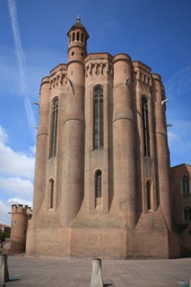 france, region midi pyrenees, tarn, albi, patrimoine mondial unesco, place de la cathedrale sainte cecile, chevet, edifice religieux, brique,