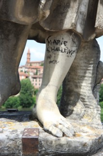 france, region midi pyrenees, tarn, albi, patrimoine mondial unesco, palais epicopal, jardins du palais de la berbie, jardin a la francaise, panorama, touristes, graffiti au pied d'une statue,