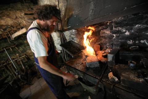 france, region midi pyrenees, tarn et garonne, 82, gorges de l'aveyron, espinas, forge, a force d'en fer, arnaud elisabeth artiste et forgeron, feu, metal, travail,