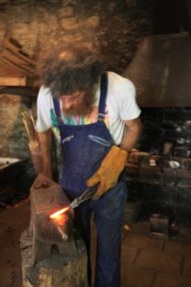 france, region midi pyrenees, tarn et garonne, 82, gorges de l'aveyron, espinas, forge, a force d'en fer, arnaud elisabeth artiste et forgeron, feu, metal, travail,