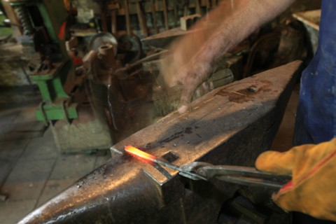 france, region midi pyrenees, tarn et garonne, 82, gorges de l'aveyron, espinas, forge, a force d'en fer, arnaud elisabeth artiste et forgeron, feu, metal, travail, marteau,