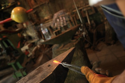 france, region midi pyrenees, tarn et garonne, 82, gorges de l'aveyron, espinas, forge, a force d'en fer, arnaud elisabeth artiste et forgeron, feu, metal, travail, marteau et main suspendus,