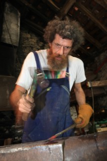 france, region midi pyrenees, tarn et garonne, 82, gorges de l'aveyron, espinas, forge, a force d'en fer, arnaud elisabeth artiste et forgeron, feu, metal, travail, marteau,