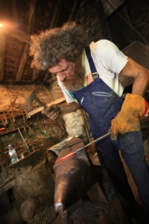 france, region midi pyrenees, tarn et garonne, 82, gorges de l'aveyron, espinas, forge, a force d'en fer, arnaud elisabeth artiste et forgeron, feu, metal, travail, marteau,