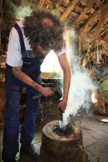 france, region midi pyrenees, tarn et garonne, 82, gorges de l'aveyron, espinas, forge, a force d'en fer, arnaud elisabeth artiste et forgeron, feu, metal, travail,