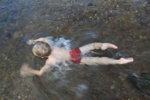 france, region midi pyrenees, tarn et garonne, 82, gorges de l'aveyron, varen, enfant nageant dans une riviere, courant, sport, eau vive,
