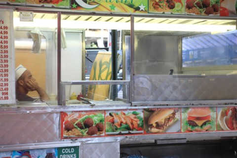 usa, etat de New York, New York City, Manhattan, financial district, vendeur ambulant, hallal food,