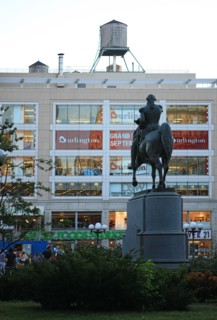 usa, etat de New York, New York City, Manhattan, Chelsea, buildings, rue, union square, statue equestre, magasin,