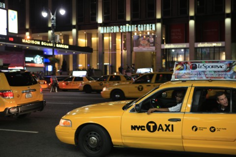 usa, etat de New York, New York City, Manhattan, Midtown, Broadway, vers Times Square, neons, nuit, taxi,