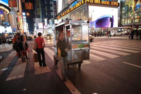 usa, etat de New York, New York City, Manhattan, Midtown, Broadway, vers Times Square, neons, nuit, marchand ambulant,