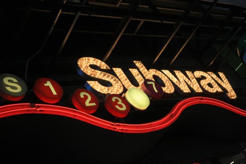 usa, etat de New York, New York City, Manhattan, Midtown, Broadway, vers Times Square, neons, nuit,